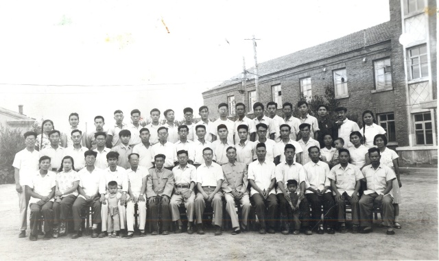 1964年7月25日叶笃正、陶诗言、杨鉴初等三位专家来新疆气象局讲学合影